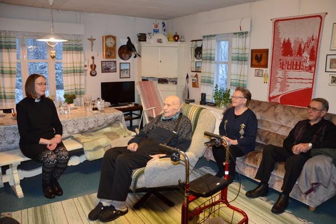 Taisto Syrjälä toimi sota-aikana kouluttajana. Sota-aikoja hän muisteli Mari Saikkosen, Birgitta Koivulan ja Tapani Pietilän kanssa. KUVA: KIRSI SILLANKORVA