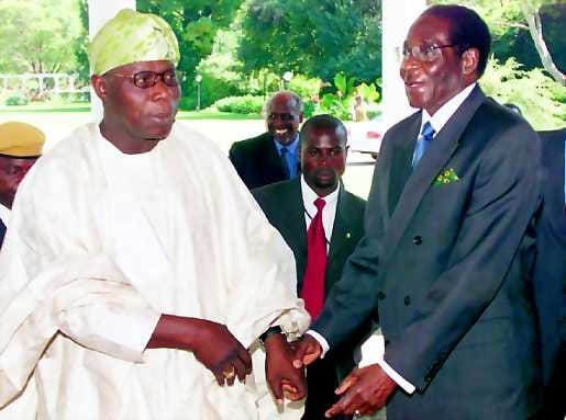 Avunantoa . Jokin aika sitten Nigerian presidentti Olusegan Obasango (vas.) selvitti tuloksetta kahden muun afrikkalaisen valtionpäämiehen kanssa presidentti Robert Mugaben (oik.) johtaman Zimbabwen kriiisiä.