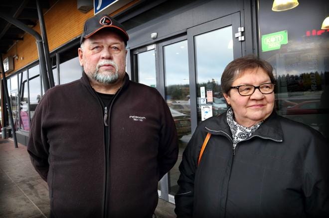 Jarmo ja Helena Lampinen ovat sitä mieltä, että Jalasjärven Kiuaskallio ansaitsee uuden uimahallin. Vanhaa uimahallia ei kannata korjata.