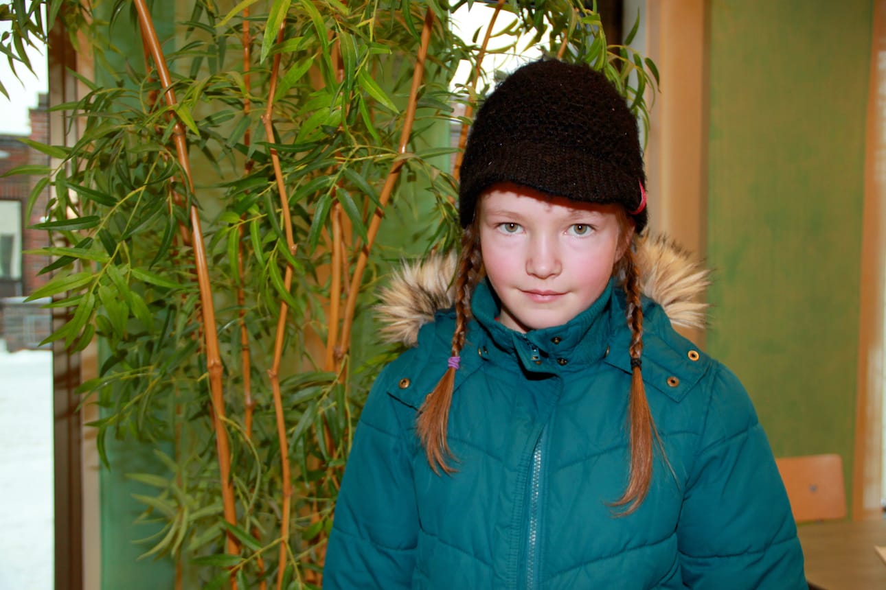 Sarakylän koulua käyvä Hannele Kummala pääsee ensimmäisen kerran Helsinkiin ja heti suoraan juhlimaan Suomen 100-vuotiasta taivalta.
