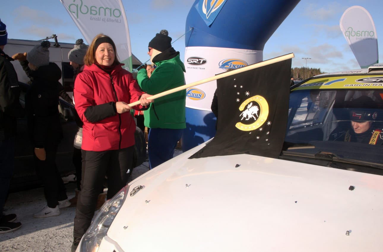 Alavuden kaupunginjohtaja Liisa Heinämäki lähetti viime vuoden rallitapahtumassa kilpailijoita matkaan. Viime vuonna Tuuri-ralli järjestettiin helmikuun alussa. Arkistokuva.