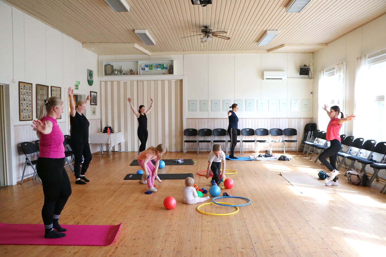 Sillä välin kun äidit jumppaavat, lapset leikkivät palloilla sekä hulavanteilla.