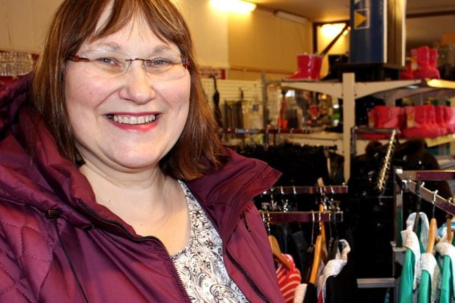 Kaskisten entinen kaupunginjohtaja Marlene Svens myy kaupassaan asiakkaalle vaikkapa mekon. KUVA: TAUNO RIIHILUOMA