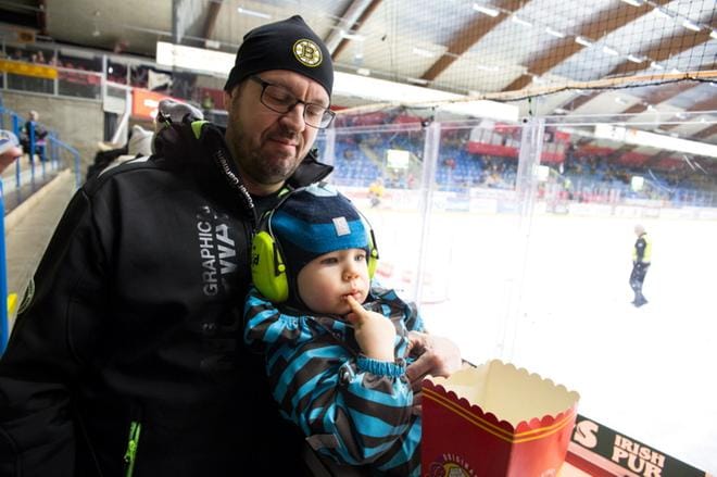 Mikko Heikkinen on käynyt katsomassa kymmenkunta peliä tällä kaudella. Vilille peli oli elämän ensimmäinen. KUVA: PAULA KASKIMAA
