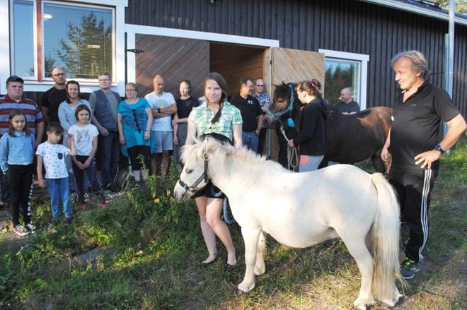 Sini Hakolan uuteen talliin asettuu myös pikkuponi, jonka hänen äitinsä otti heille ylläpitoon jo 15 vuotta sitten. Kyläläiset olivat tulleet joukolla tallin avajaisia juhlimaan. KUVA: EEVA-LIISA KULJU