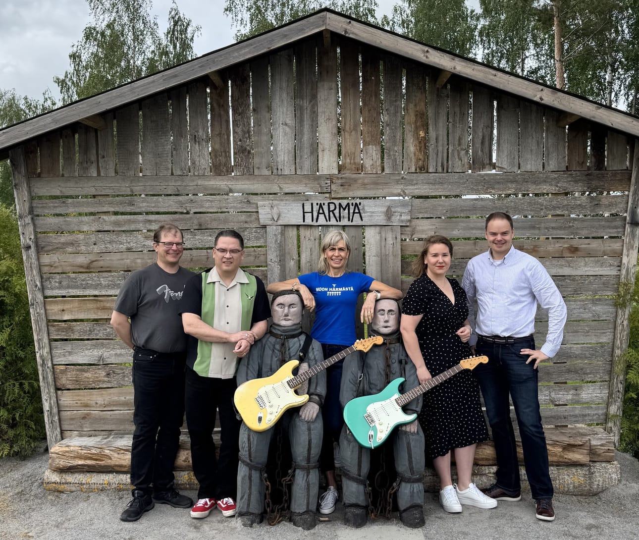 Alahärmän Yrittäjien puheenjohtaja Päivi Sillanpää (keskellä) lähetti kuvan saatesanoilla, että hän kävi tarkistamassa Puppe & The Boysin kitaroitten virityksen bändin viimeisissä harjoituksissa ennen Härmä-Rokkia. Tapahtumassa esiintyvät Vesa Kalliokoski (vas.), Esa Mattila, Susanna Airaksinen ja Ville Luoma.