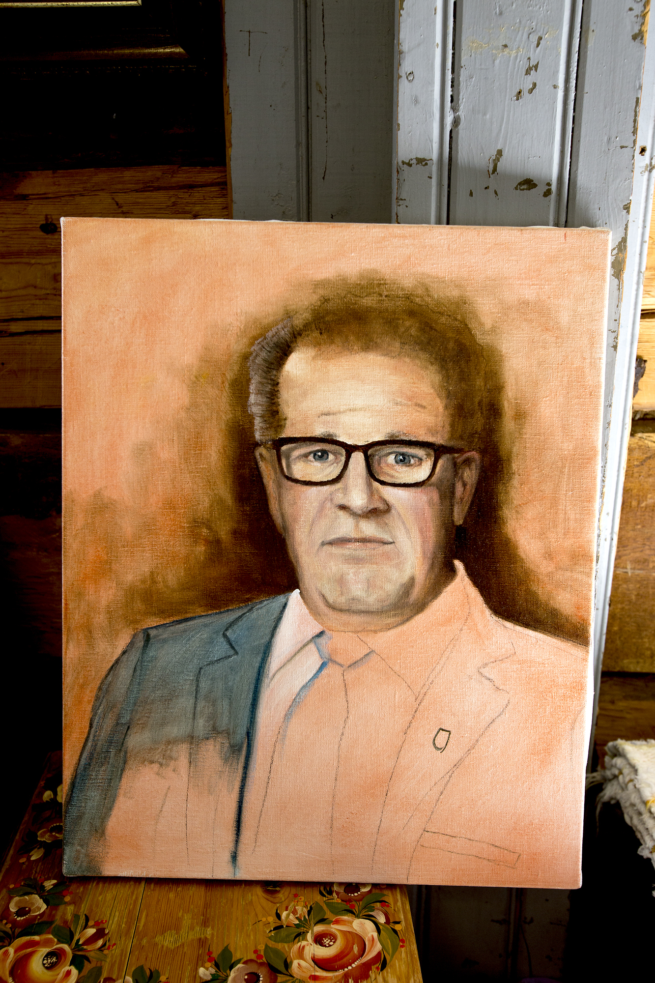 Pertti Vuori maalasi Kari Karjalaisen muotokuvan. Tällaisen luonnoksen hän teki maalauksesta.