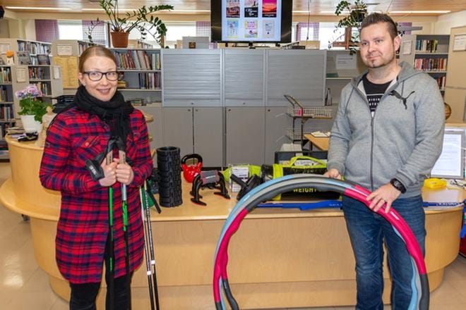 Kirjastonjohtaja Suvi Hokkanen ja liikuntasihteeri Janne Kujala esittelivät lainattavia liikuntavälineitä Soinin kirjastossa. KUVA: AARRE LÖYTÖMÄKI