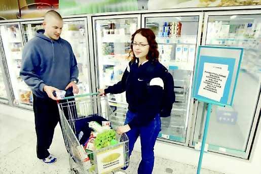 Tällä kertaa näin. Perttu ja Kirsi Pöyhtärin päivittäinen ostoskori jäi ensi yrityksellä maitoa paitsi, mutta ratkaisu löytyi viereisestä myymälästä. Nuoripari kuluttaa maitoa useita litroja päivässä.