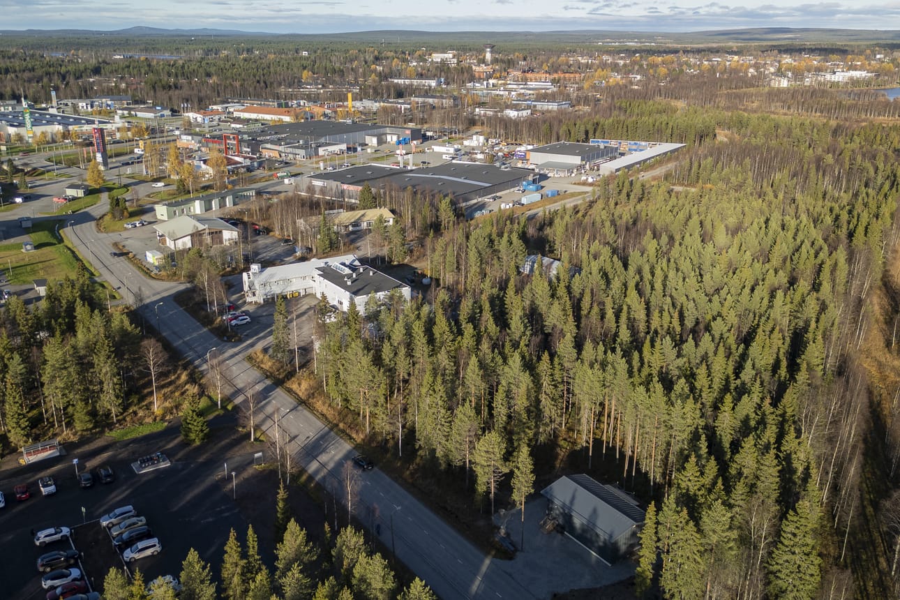 Torangintaival 7 sijoittuu rakentamattomalle metsätontille kuvan etualalla näkyvien LVI Palvelun valkoisen talon ja kaupungin harmaakattoisen tietoliikenneverkkorakennuksen väliin. Prisma ja Citymarket näkyvät taustalla.