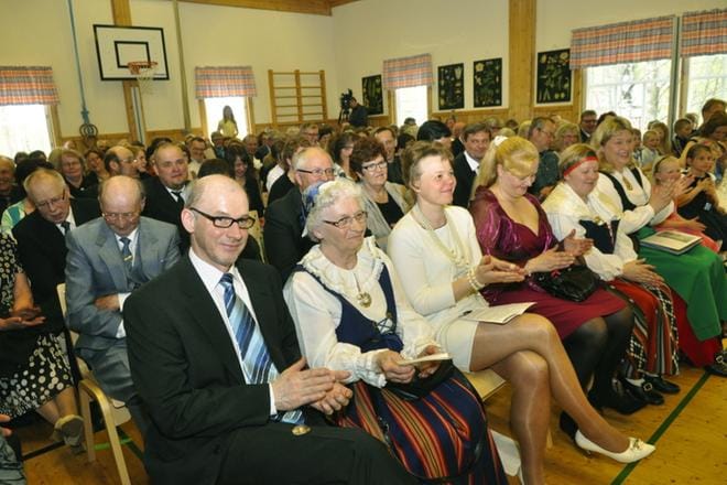 Menkijärven Kyläyhdistys ei ole ostamassa viimeksi toiminutta kyläkoulua, vaan kaupungin kanssa on tehty kauppaa Menkijärven kylätalon ostosta. Tämä rakennus toimi kouluna 1900-luvun alkupuolella. Remontoidun kylätalon liikuntasalissa vietettiin koulun 100-vuotisjuhlaa toukokuussa 2012. Menkijärven koulun 100-vuotisjuhla sai lähes koko kylän liikkeelle. Kuvassa vas. rehtori Raimo Kröger, entinen opettaja Helka Lampi, Miia Hirvelä, Sari Alho-Richmond, Leena Seppälä ja Anita Juoperi. ARKISTOKUVA: SARI HEINILÄ