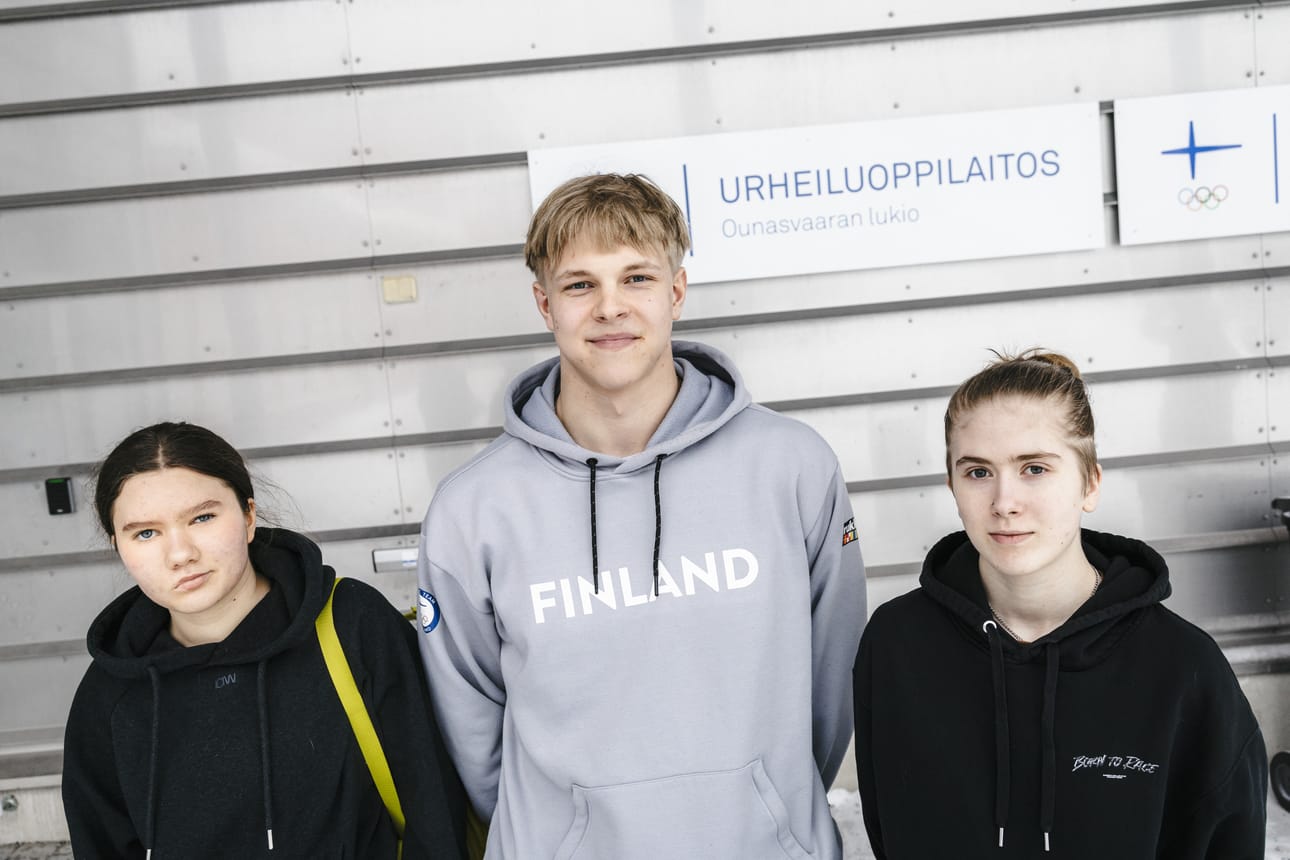 Anniina Kumpula, Perttu Lambacka ja Sofia Körkkö toivovat, että Ounasvaaran lukio saa jatkaa entisellä paikallaan uuden lukiorakennuksen valmistumiseen asti.