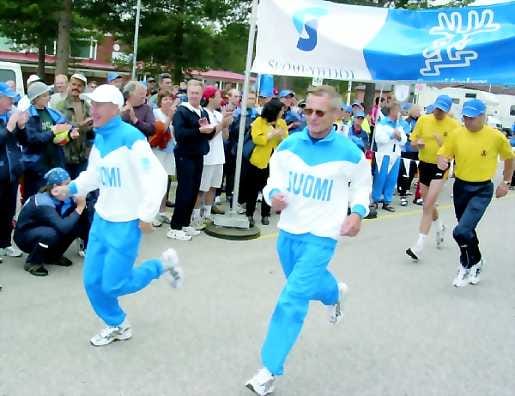 Pitkä juoksu. Suomi juoksee -viestin osanottajat lähtivät pitkälle matkalleen perjantiana Pallakselta. Tossun saa panna toisen eteen toisenkin kerran, ennen kuinHelsinki häämöttää juoksijoiden edessä.