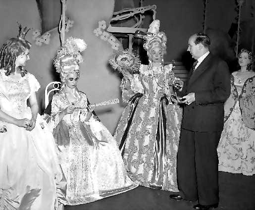 Ruususen seurassa. Ohjaaja Arvi Kivimaa Suomen Kansallisteatterissa Prinsessa Ruususen harjoituksissa näyttelijättärien ympäröimänä 1954.