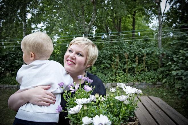 Perhe- ja peruspalveluministeri Annika Saarikko (kesk.) antaa tunnustusta puolisolleen Erkki Papuselle, joka ottaa paljon vastuuta perheen arjen pyörittämisestä. –Hän ymmärtää politiikkaa ja sen eriskummallisuuksia. Kesällä ministeri lataa akkujaan Turussa. Aarni-poika odottaa innokkaana Muumimaailmaan lähtöä.