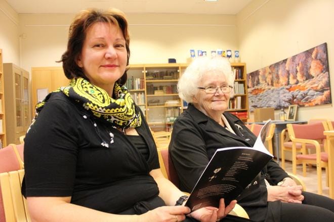 Päivi Kuhalampi on kirjoittanut runoteoksen, jossa hän käy läpi anoppinsa Liisa Kuhalammin elämänvaiheita. Kuva: Reijo Heikkilä