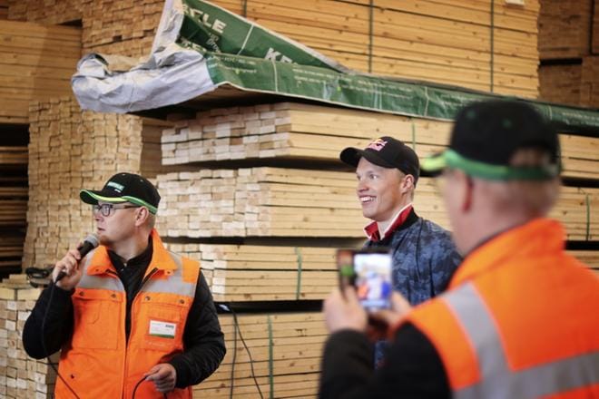 Johtaja Matti Kylävainio haastatteli Iivo Niskasta lyhyesti hänen kuulumisistaan. Kuvat: Johanna Kataja