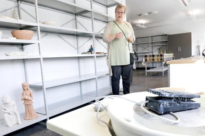 Kansalaisopiston Tammikampuksella on keraamikan harrastamiseen lähes uunituoreet tilat. Suunnittelijaopettaja Mirja Tuomivirran mukaan opiskelijoiden keramiikan innostusta selittää kaipuu käsillä tekemiseen. Kuva Matias Helinko