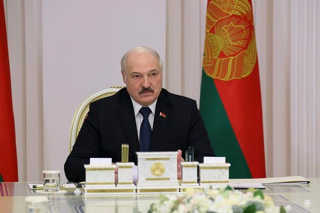 Aljaksandr Lukashenka pyrkii pönkittämään valtaansa siirtolaiskriisillä, jonka pelinappuloiksi lennätettyjä ihmisiä Valko-Venäjän rajaviranomaiset nyt ohjailevat Puolan itärajan tuntumassa.