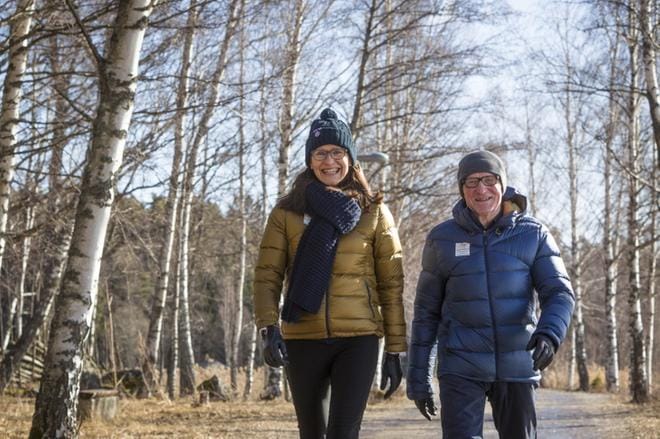 Riitta Pääjärvi-Myllyaho ja Håkan Nordman vastaavat suomenkielisten koulujen valtakunnallisesta viestikarnevaalista sekä samaan aikaan pidettävästä Haastehölkästä. Kuva: Selma Paavola