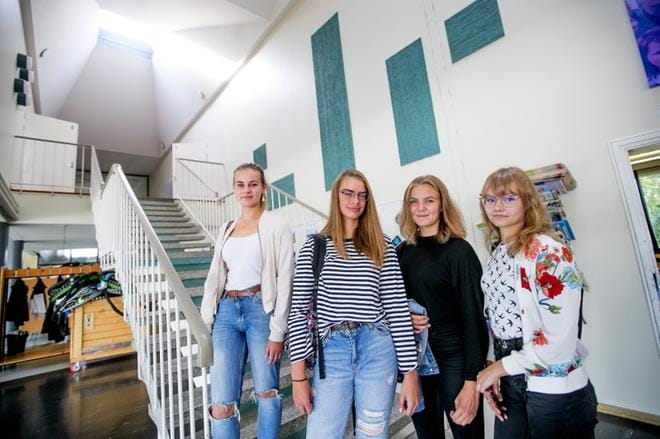 Eveliina Kokkinen, Ella Kurkimäki, Anni Alakarhu ja Aava Vuorenmaa siirtyvät mielellään yhteisiin tiloihin ammattikoulun kanssa, sillä siellä opiskelee heidän yläkouluaikaisia ystäviään. KUVA: JAAKKO ELENIUS