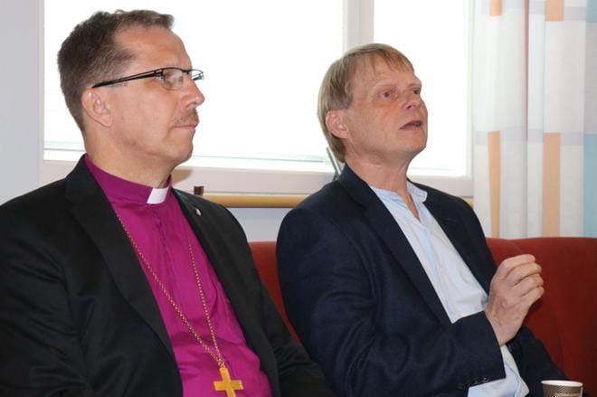 Oulun hiippakunnan piispa Jukka Keskitalo ja Herättäjä-Yhdistyksen puheenjohtaja Tapani Rantala esittivät näkemyksiään herättäjäliikkeistä Nivalan herättäjäjuhlilla järjestetyssä keskustelutilaisuudessa. KUVA: MARIANNE LÄHDE