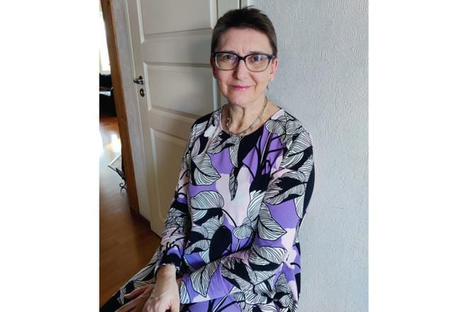 Kauhavalainen vertaistukihenkilö Satu Hautamäki neuvoo Parkinsonin tautiin sairastuneita osallistumaan alueen vertaistukitoimintaan ja liittymään sosiaalisessa mediassa toimiviin ryhmiin. KUVA: SUVI HAUTAMÄKI