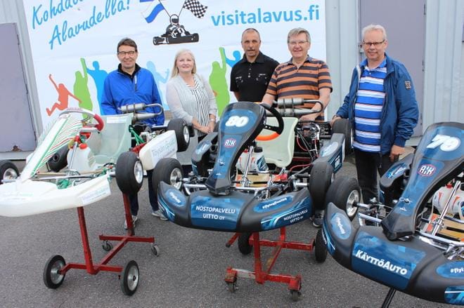 Kolme karting-autoa oli perjantaina yhteisenä asiana Nostopalvelu Uiton toimitusjohtaja Harri Uitolle (oikealla), Suomenselän kartingin puheenjohtaja Paavo Penttilälle, Töysän säästöpankkisäätiön varapuheenjohtaja Jarmo Ylä-Vannesluomalle, Oma Säästöpankin palvelupäällikkö Tuula Mäntylälle sekä Töysän säästöpankkisäätiön hallituksen jäsen Yrjö Paavolalle. KUVA: REIJO HEIKKILÄ