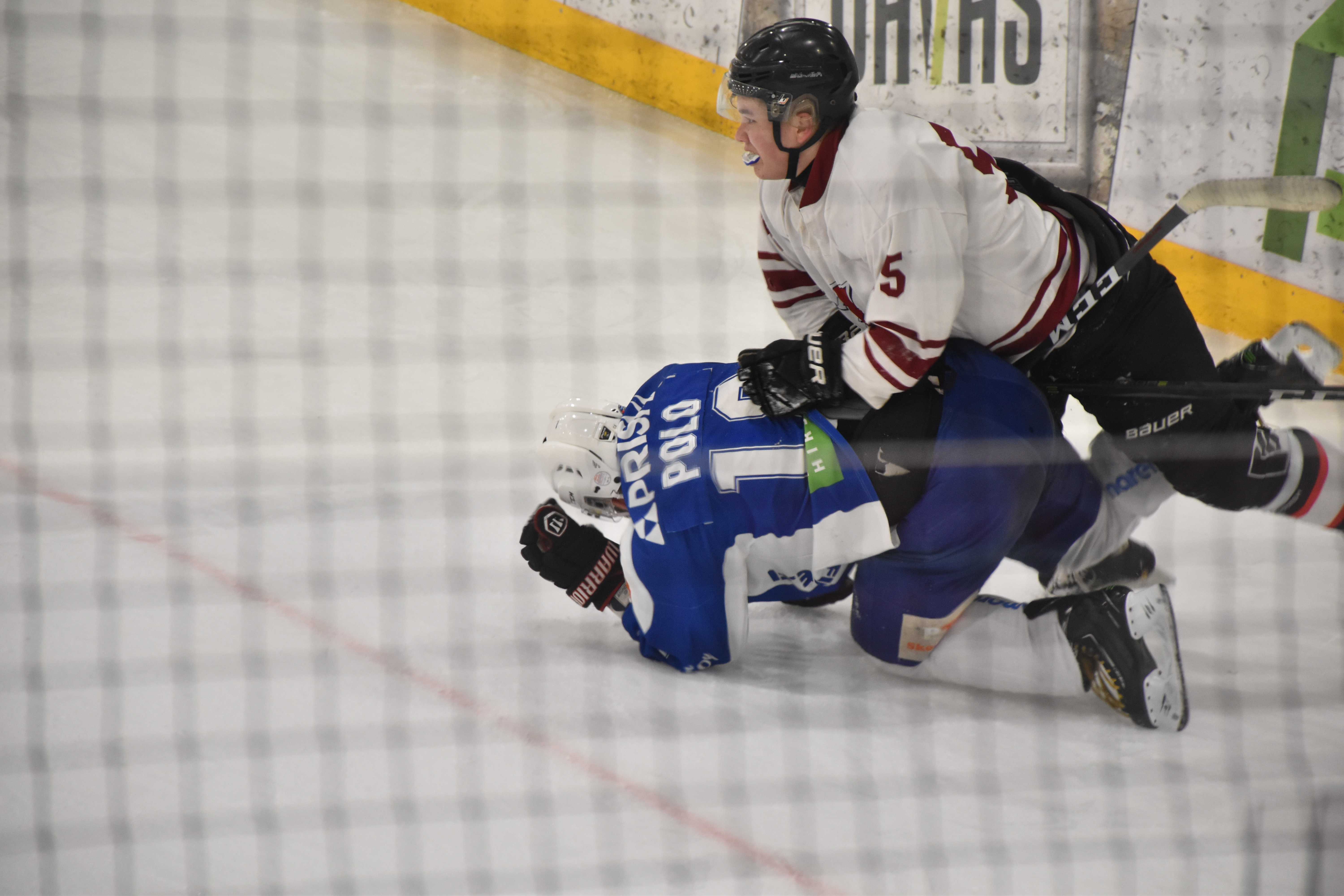 PaKan Janne Polo ja Laserin Joona Untola intoutuivat playoff-ottelun tuoksinassa hieman painiskelemaan.