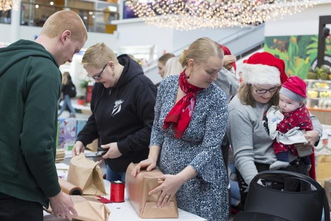 ▲ Esko Salonen, Hanna Ruohonen, projektipäällikkö Maija Korja ja Mannerheimin Lastensuojeluliiton Sannamaija Pulkkinen sekä Toivo-Oskari paketoimassa lahjoja. KUVAT : MINNA ANTILA