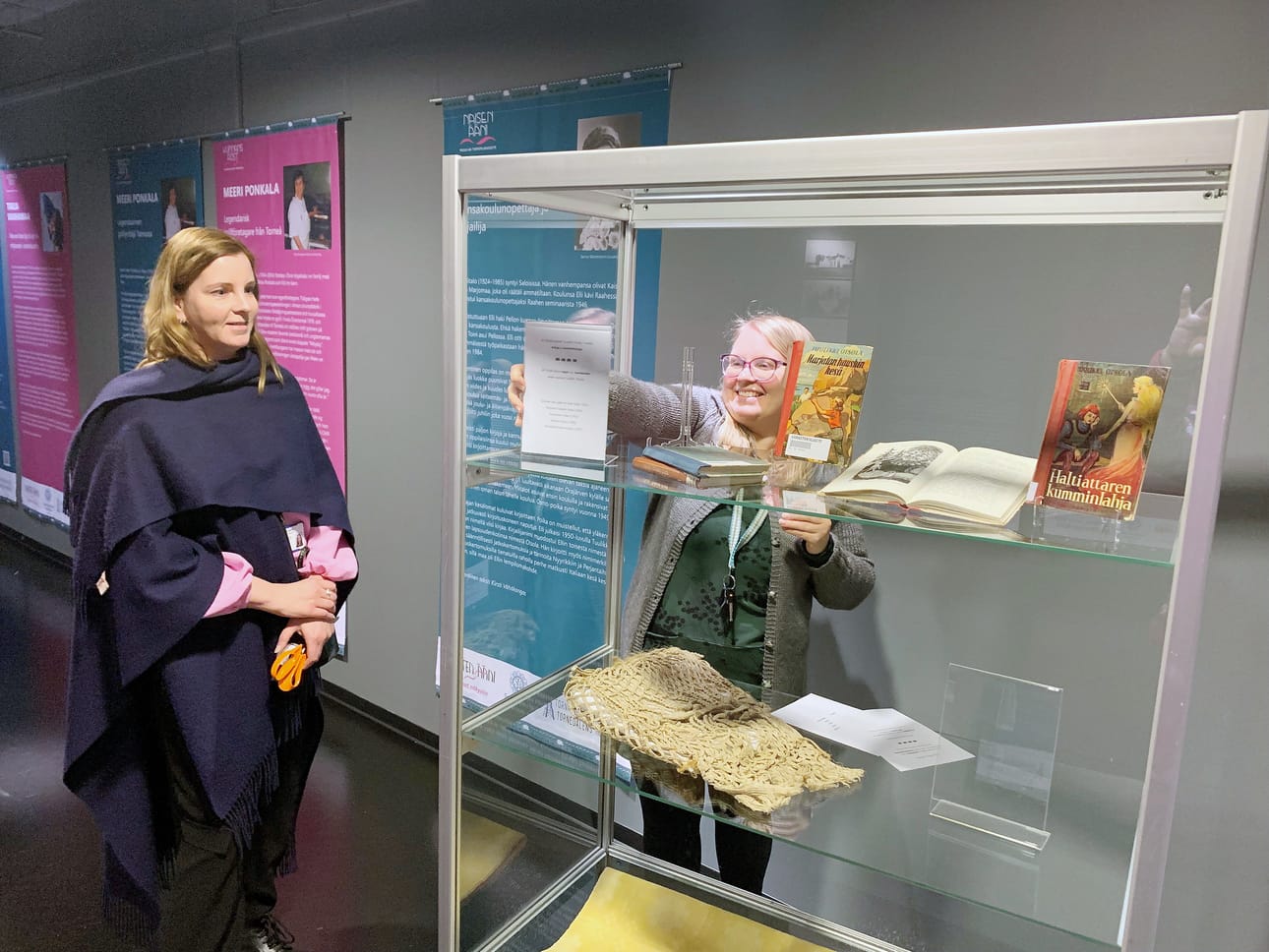 Naisten ääni -näyttelyssä oli mukana Tornionlaakson naisten tarinoita 1600-luvulta nykypäivään. Museonjohtaja Titta Kallio-Seppä toivoi näyttelyn innostavan kirjoittamaan talteen enemmän naisten tarinoita. Saija Pietiläinen asetti vitriiniin Elli Ylitalon Tuulikki Otsola nimellä kirjoittamia kirjoja.