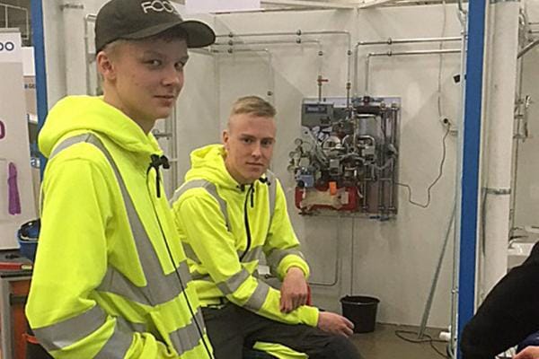 Putkiasennuksen kulta- ja hopeamitalisti Juho Tikkala ja Olli Mäkelä helpottuneina kolmen päivän kisaurakan jälkeen. Kuva: Teemu Joensuu