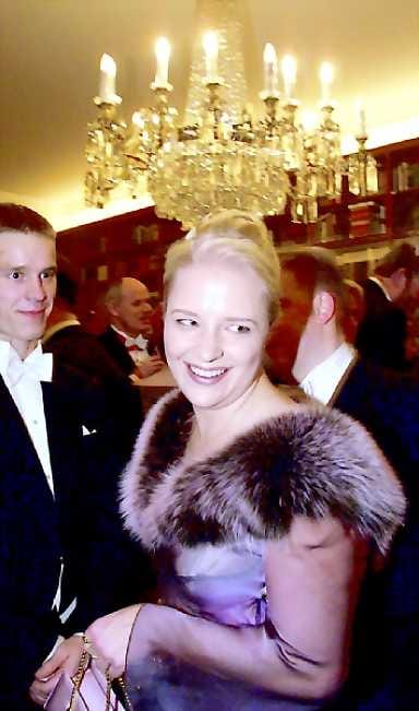 Kanta selvillä. Piia Noora Kauppi esiintyi turki-ssomisteisessa iltapuvussa itsesyyspäivän vastaanotolla kaksi vuotta sitten.