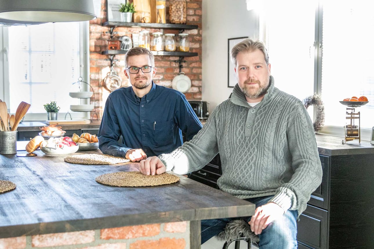 Lakkapää ja Talomyynti Backman muodostavat yhdessä Lapin Talomyynti Oy:n. Molemmilta tahoilta löytyy yli 20 vuoden kokemus talomyynnistä ja -rakentamisesta.