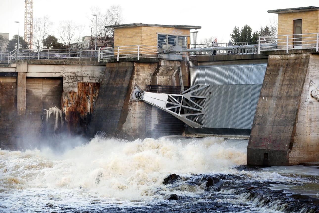 Tulvavettä juoksutettiin ohi Merikosken voi­ma­lai­tok­sen. Arkistokuva toukokuulta 2015.