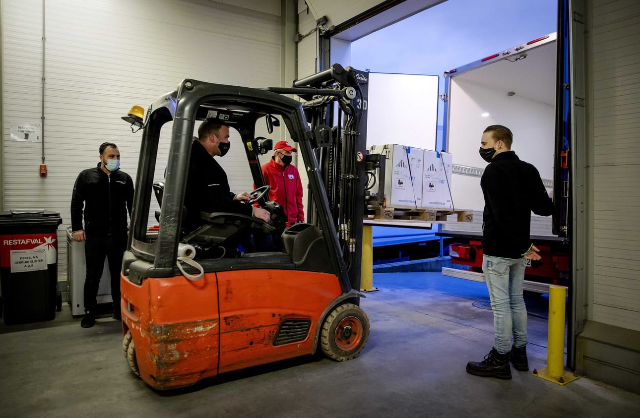 Tässä sitä menee. Pfizerin rokotetta siirtyy Belgian tuotantolaitokselta välivarastoon Alankomaiden puolelle.