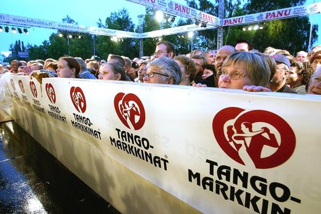AlfaTV arvioi, että noin puoli miljoonaa katsojaa seuraa sen kanavalta ensi kesän Tangomarkkinoita. Kuva tangokadun konsertista vuodelta 2003. Kuva: Harri Toivola