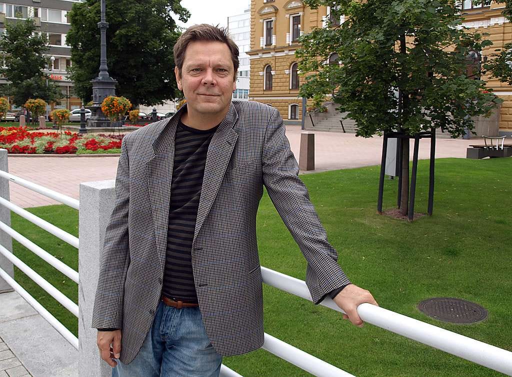 Italia on auttanut Tapani Monosta tuomaan esille kevyemmän puolen itsestään niin työssä kuin muussakin elämässä. "Jos on vain leikkimielinen, puuttuu jotain. Jos on koko ajan vakava, puuttuu myös. Mutta jos pystyy elämään molemmat puolet, elämä on tasapainoisempaa ja rikkaampaa."
