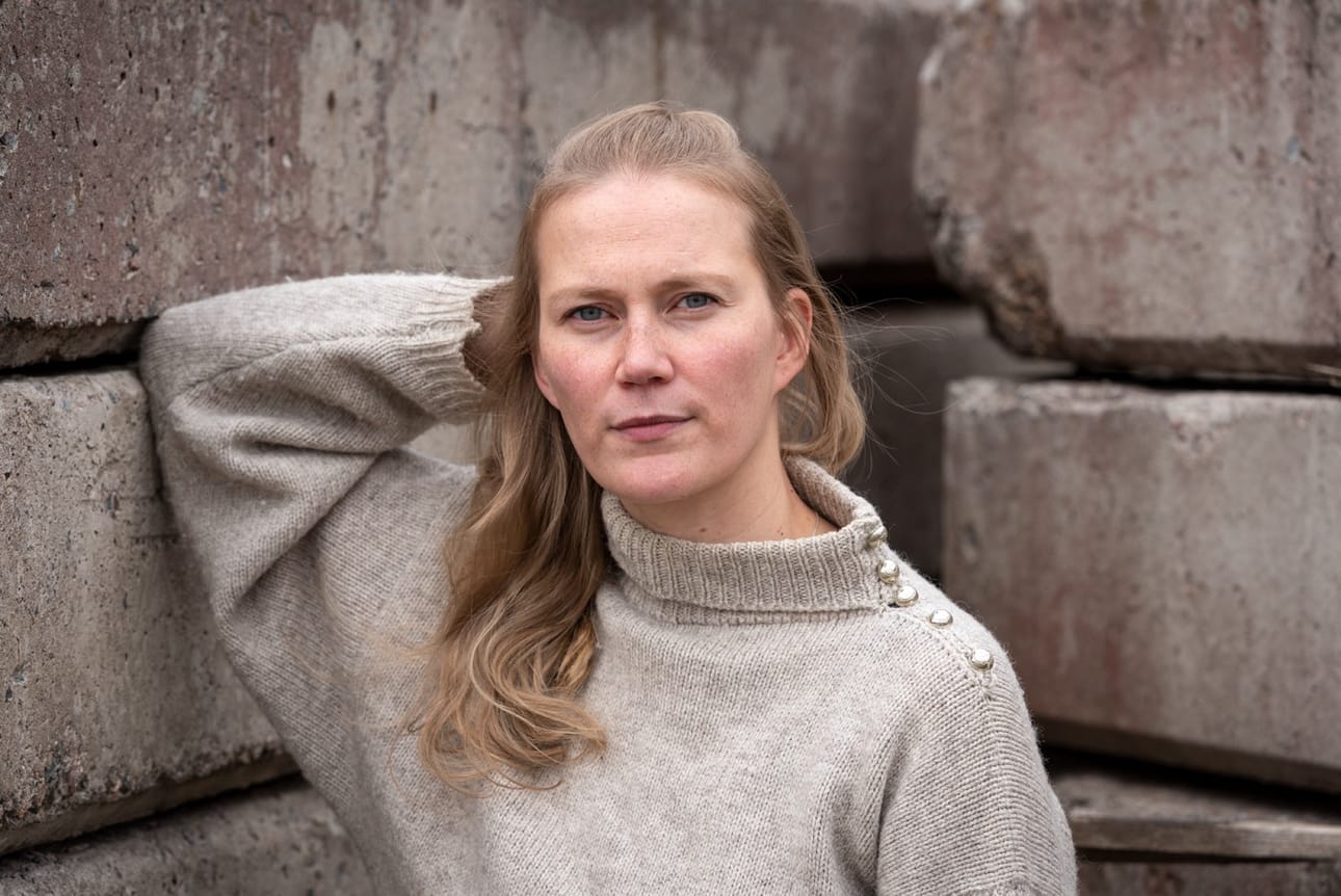 ”Nuoresta saakka minulla oli olo, että olisi ihana asua Inarissa ja oppia kieli”, valtakunnallisesti toimiva saamelaiskulttuurin läänintaiteilija, tanssija Auri Ahola sanoo.