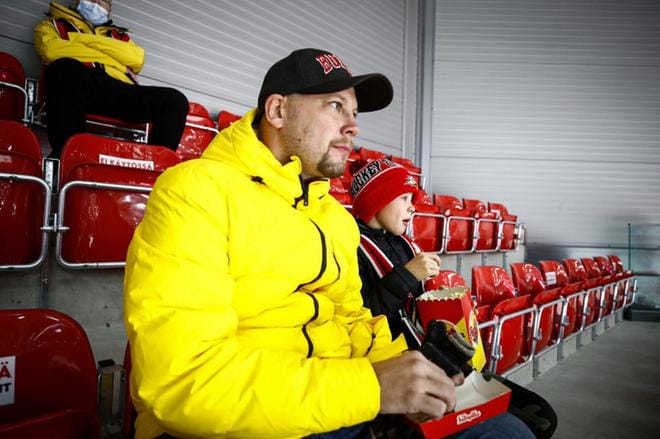 André ja Vincent Sandberg maistoivat makkaraa ja popcornia katsomossa. Kuva: Paula Kaskimaa
