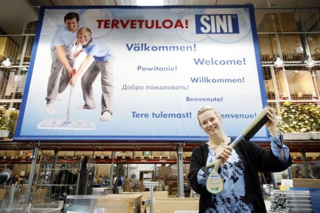 Johanna Hamro-Drotz, 38, on lähinnä siivousvälineistään tunnetun Sinituotteen uusi toimitusjohtaja. Hän jatkaa tehtävässä isänsä Ilkka Brotheruksen työtä. Brotherus perusti yhtiön 30 vuotta sitten. KUVA: Kari Mankonen