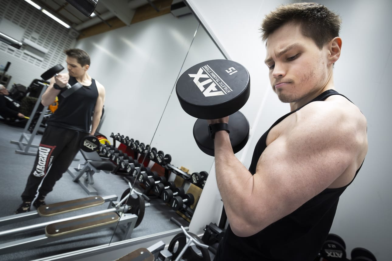 Toni Puro käy salilla monta kertaa viikossa ja pitää kunnostaan huolta. Välillä hän tekee videoita Instagram-tililleen.