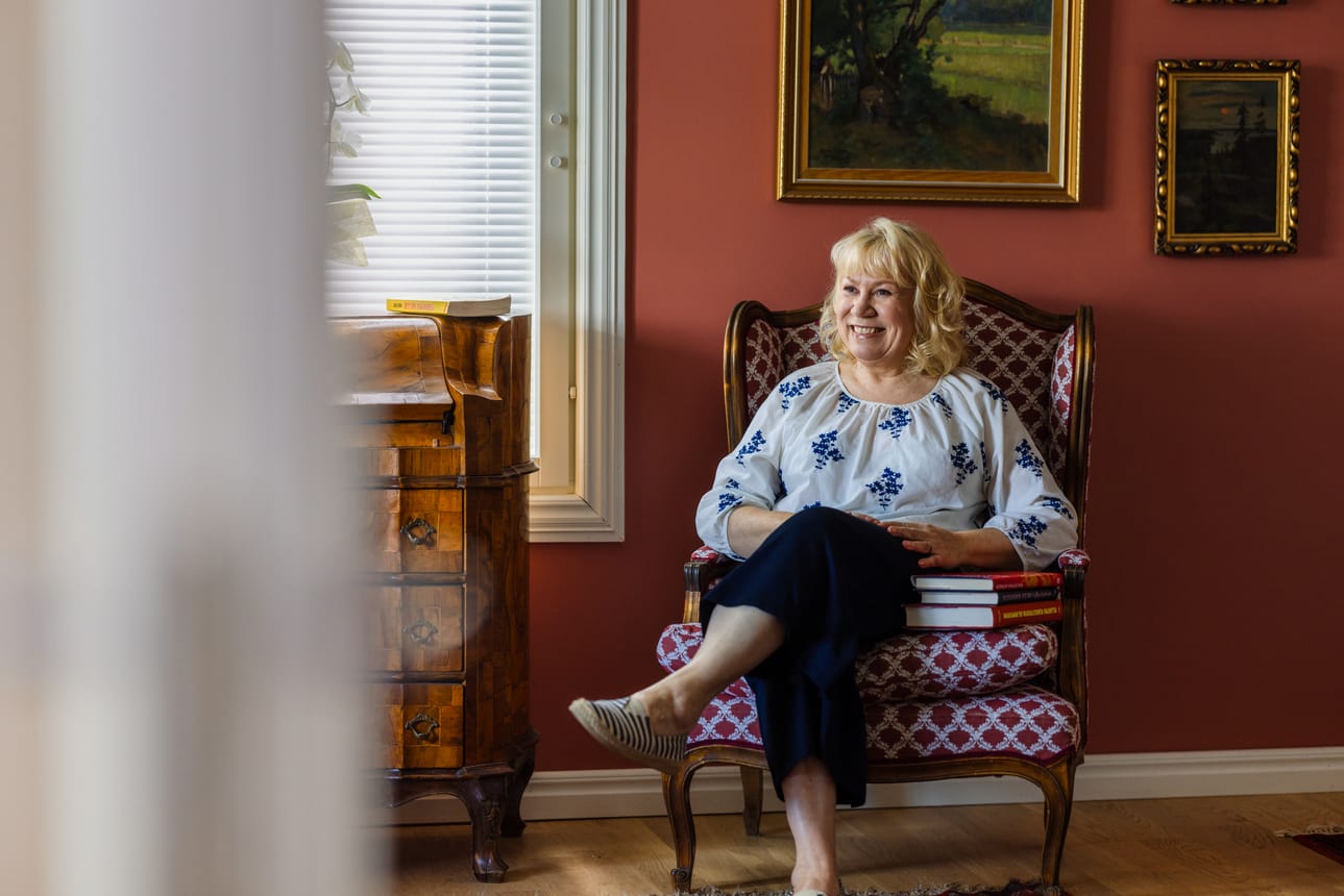 Riitta Björkenheim nauttii lukemisesta kotihuvilansa työ- ja kirjastohuoneessa.