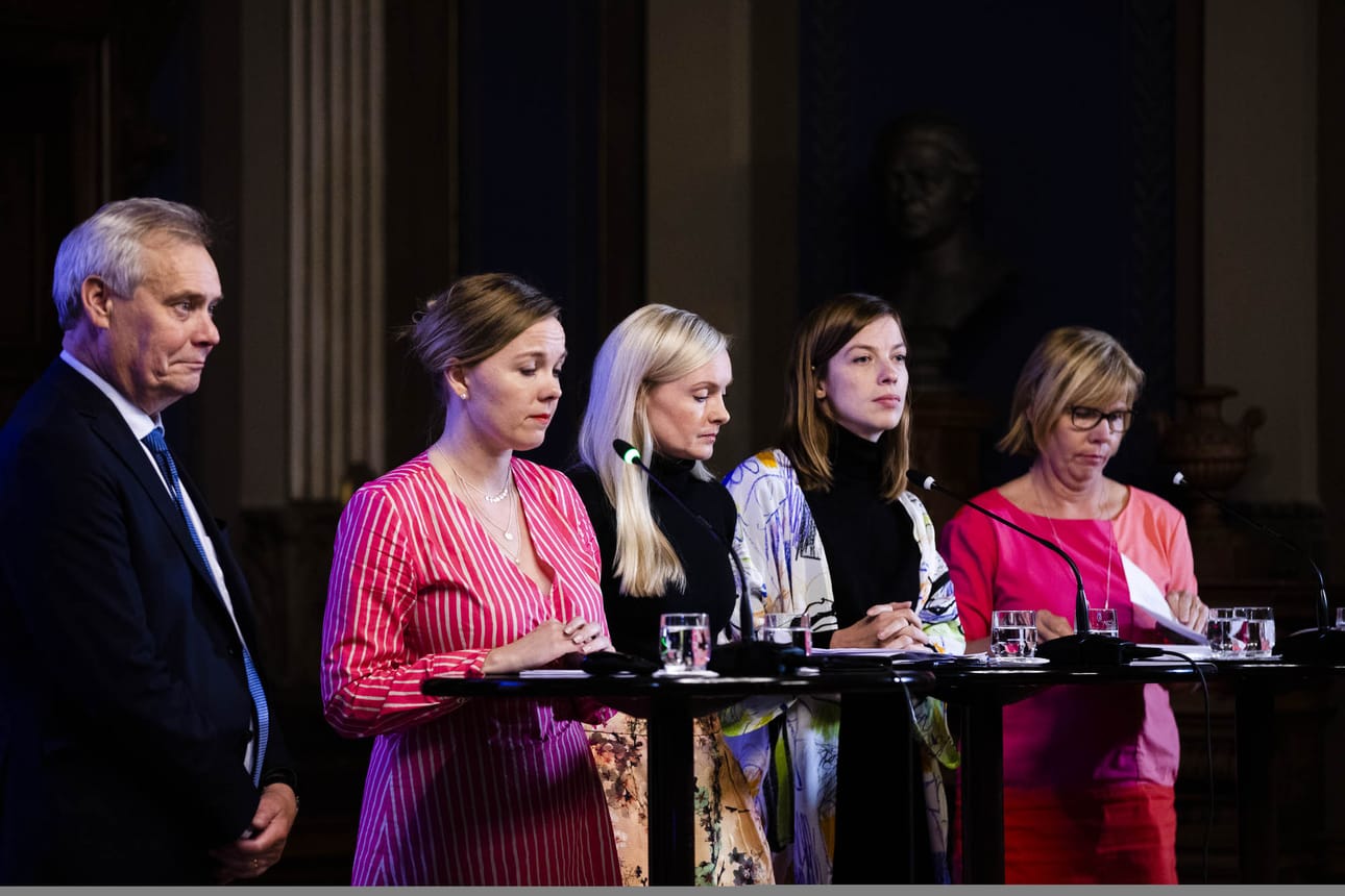Hallitusviisikko sai ensimmäisen budjettinsa valmiiksi jo tiistaina. Sekä Antti Rinne, Katri Kulmuni, Maria Ohisalo, Li Andersson että Anna-Maja Henriksson vakuuttelivat tyytyväisyyttään yhteistyöhön.