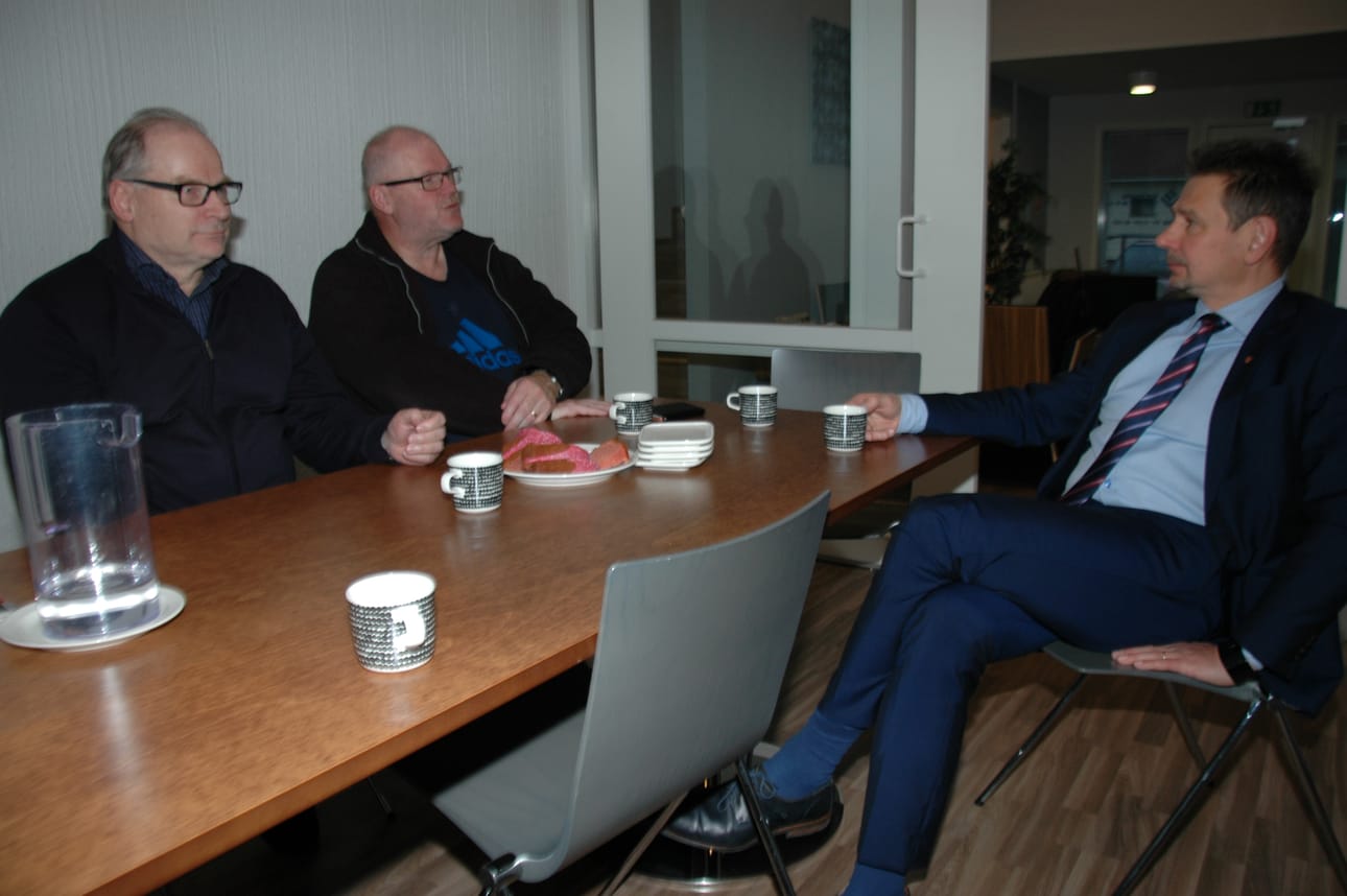 Toimitusjohtajakahveilla torstaina Keijo Pesonen (vas.), Jukka Kihlman ja Mika Mankinen.