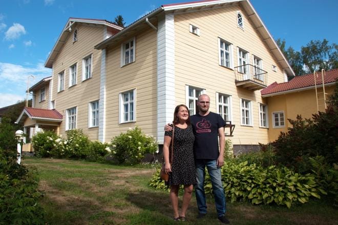 Kaisa Kaihola ja Juha Kaartinen ovat Ähtärin vanhan pappilan uusi emäntä ja isäntä. KUVAT: KAROLIINA SYRJÄ