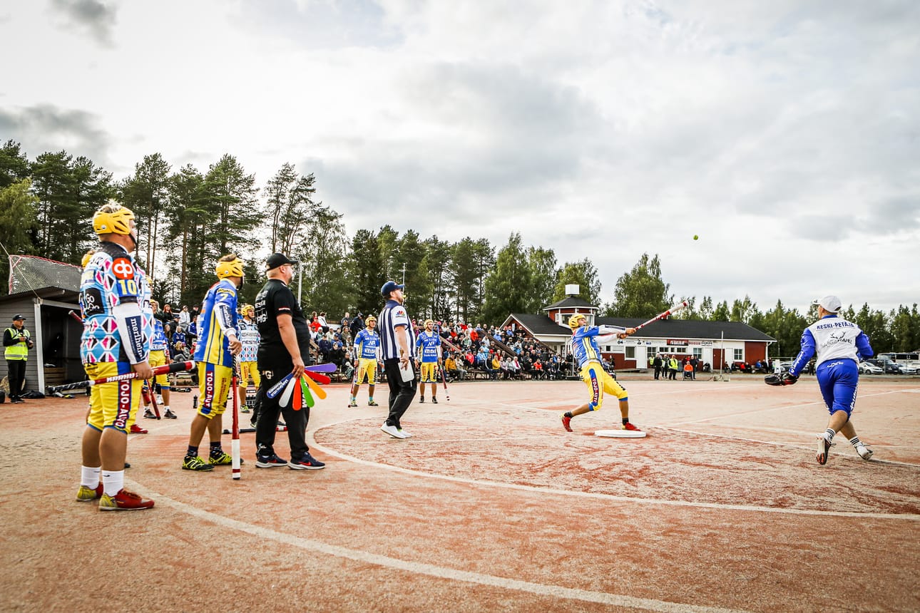 Palloa lyövä Julius Veittikoski ja muu Simon Kirin miesten Ykköspesis-joukkue saivat pettyä, kun sarjakärki Oulun Lippo haki pisteet Kirin juhlaottelusta 608 katsojan silmien alla. Simon Kiri täytti tänä vuonna 95 vuotta. Lippo voitti ottelun ylivoimaisesti 0–2.