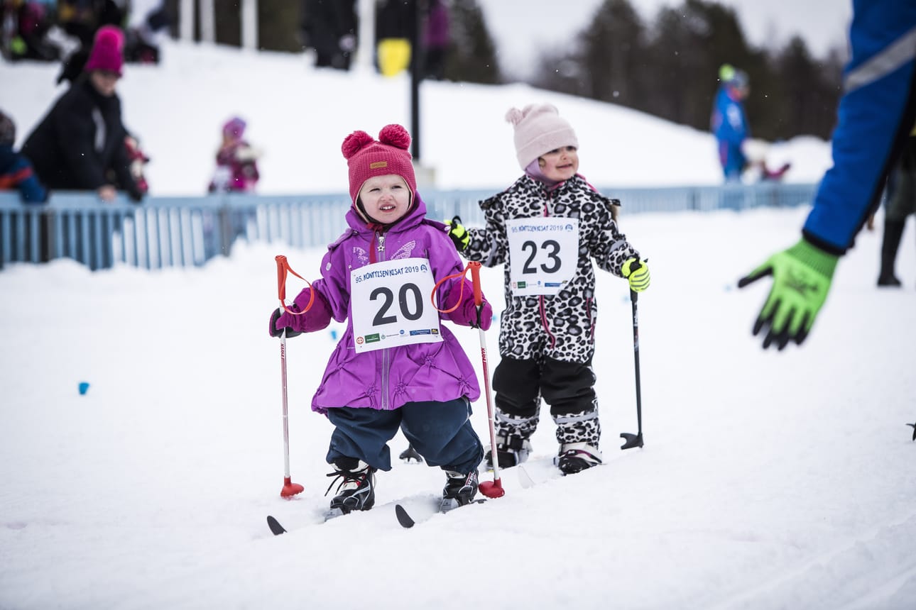 Elsa Autto loppusuoralla. Adelia Haataja tulee perässä.