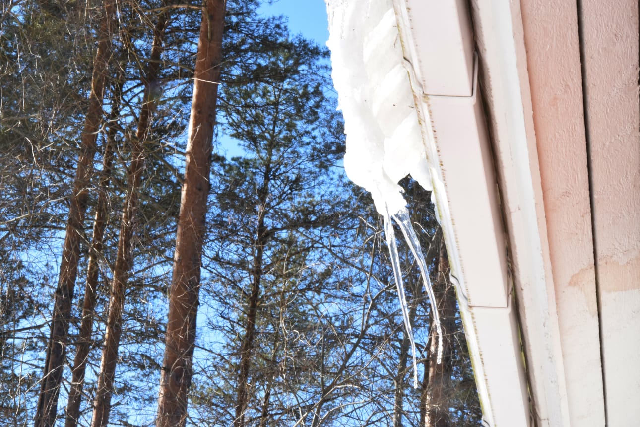 Lumikuormaa kertyy ja sulaa, mutta ennemmin tai myöhemmin se lähtee liikkeelle. Toisinaan kuormaa pitää myös keventää, sillä kattorakenteita on hajonnut raskaan lumipeitteen painosta.