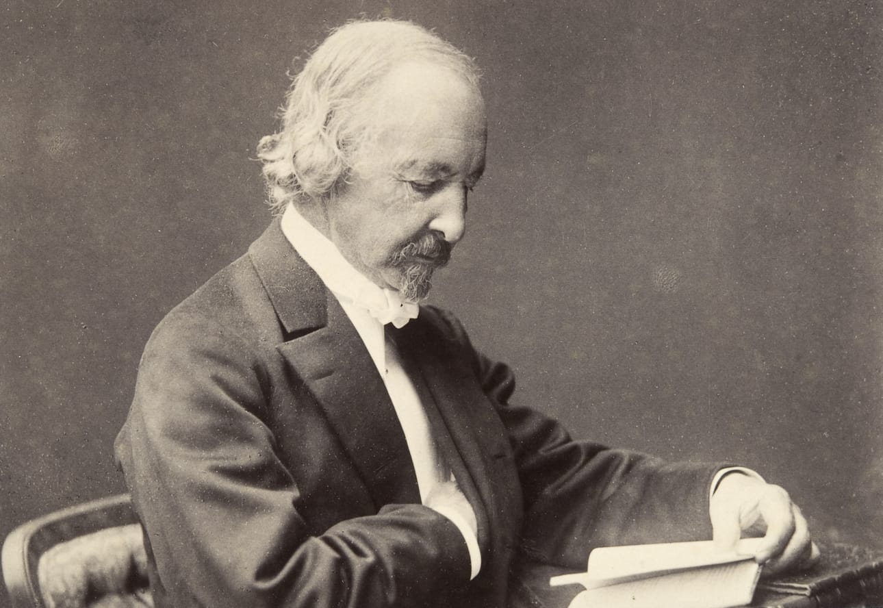 Zacharias Topelius (1818–1898) tunnetaan satusetänä, mutta hän oli paljon muutakin: runoilija, sanomalehtimies, professori ja yliopiston rehtori. Hän kirjoitti runoja, proosaa, näytelmiä, satuja, sekä erilaisia tietotekstejä.